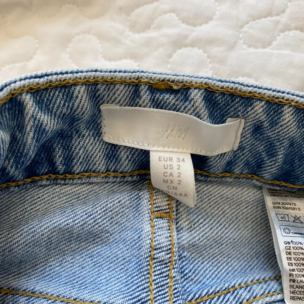 Högmidjade jeans från H&M! . Jeans & Byxor.
