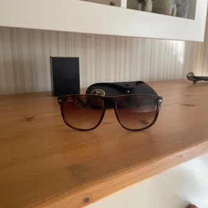 Rayband boyfriend - Helt nya rayband boyfriend. Säljes på grund av att dom inte passa mig. Endast testad
