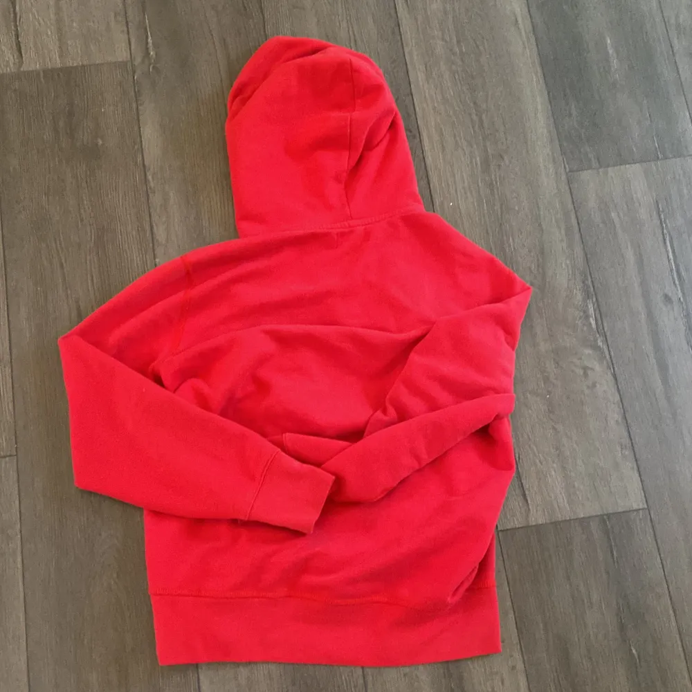 Säljer min röda Ralph lauren tröja då den inte används. Använt fåtal gånger och nypris är runt 2000. Säljer billigt och storleken är S. Pris kan diskuteras . Hoodies.