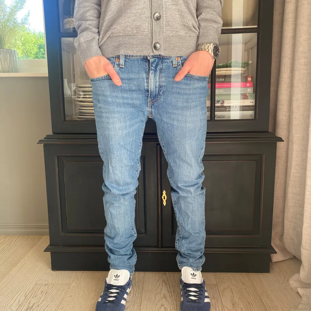 Ett par snygga jeans ifrån märket Levis, jeansen är i storlek 28/30 och är i bra skick, passar dig som är ca 165-170! skick: 8/10, nypris: 1199kr, mitt pris: 249kr. Jeans & Byxor.