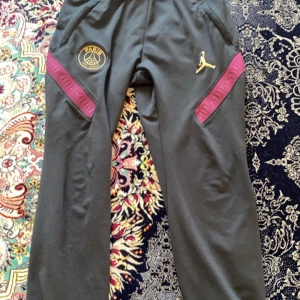 Psg (Jordan) byxor - Hejsan! Säljer mina psg byxor dem blev för små. Bra stick funkar till att springa med och passar med allt möjligt 