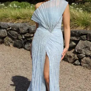 Stad: Göteborg men kan fraktas till hela Sverige  Ljusblå klänning som är från märket Catwalk i storlek 36  Används endast en kväll! Priset går att diskuteras vid snabb affär  