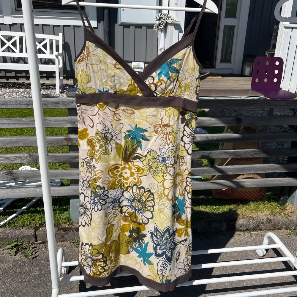 Jättefin vintage blommig klänning från Kafé Stilfigur! Säljer då den tyvärr inte riktigt passade mig 🌸. Klänningar.