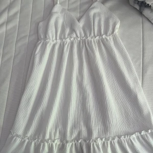 Sommarklänning  - Jättesöt sommarklänning som jag köpte för ett år sedan men jag har använd den två gånger. Köpt för 200kr 🌸