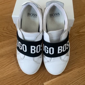 Vita sneakers från Boss - Sneakers från Boss, st 34.