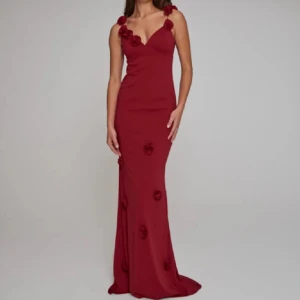 Nelly klänning - Säljer balklänning då jag valde en annan. Oanvänd med lappar kvar. Är i storlek M men kan funka som S också fantastiskt snygg och slutsåld på hemsidan❤️ nypris 1300kr