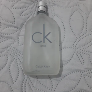 Celvin Klein One parfym - Jag säljer min parfym eftersom jag jar inga användning av detta. Detta parfym är från vår till höst patfym. Har endast använd några några gånger. Om ni har funderingar så fråga. Vi kan diskutera om priset. Lägg eran bud! 