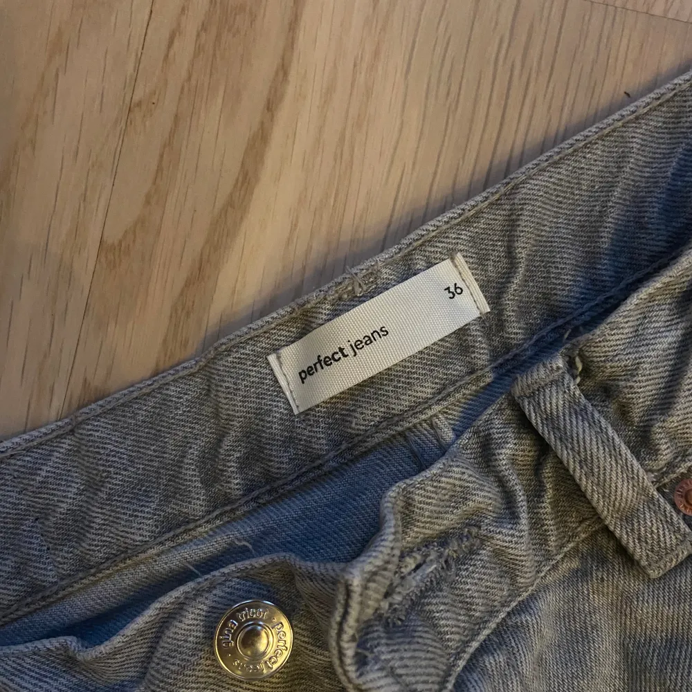 Ljus gråa lågmidjade jeans från Gina tricot, tyvärr är dom för små för mig så säljer dom. ❗️Nypris 499kr men säljer för 120kr då jag bara vill få dom sålde nu😅❗️ pris går att diskuteras❤️. Jeans & Byxor.