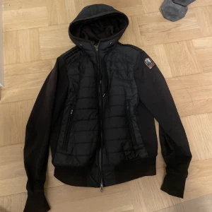 Parajumpers cardigan - Säljer min cardigan då den inte annänds så mycket. Den är i bra skick förutom en liten skada vid loggan på armbågen och lite blekt