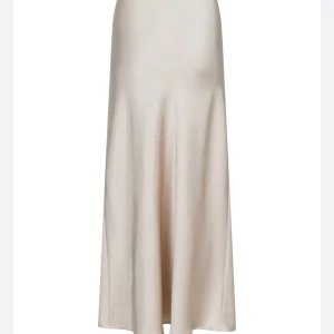 Satinkjol  - Guldig satinkjol från mango! Jättefin till sommaren, önskas fler bilder eller om ni har frågor är det bara att skicka💛🫶🏼💛 