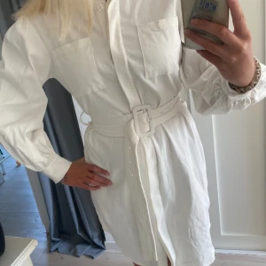 Vit jeans klänning - Väldigt fint skick. Skriv gärna privat innan du tycker på köp för lagt ut den till försäljning på en annan sida också:))