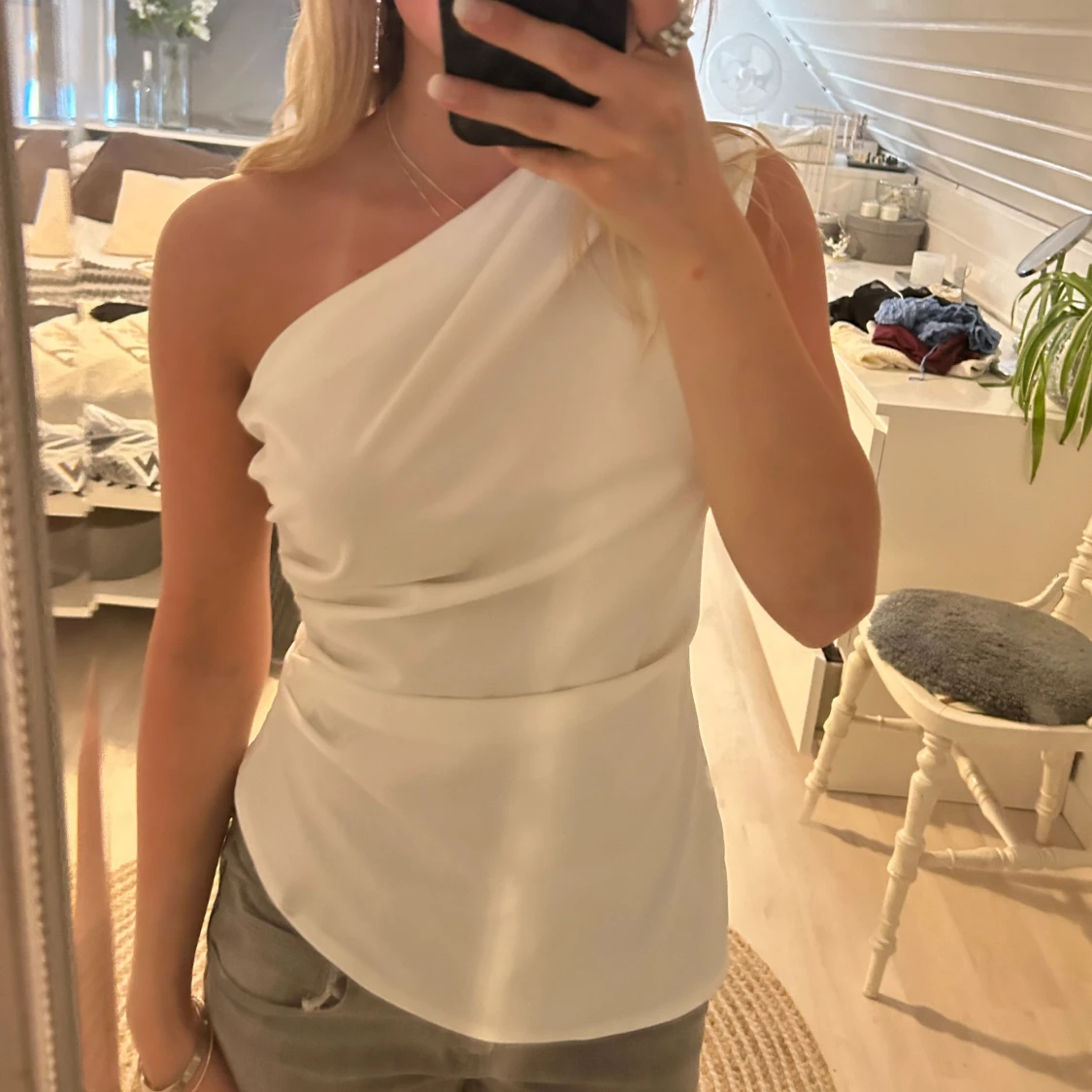 Vit offshoulder topp