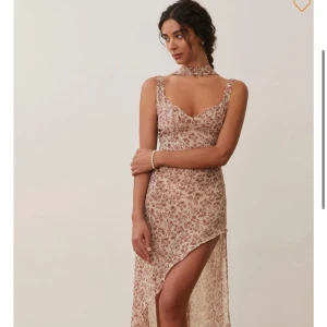 Klänning  - Super fin klänning😍, säljer den pågrund utav att den inte kommer till användning. Etiketten finns kvar, storlek M men sitter som ett S.  Ordinarie pris 370kr 