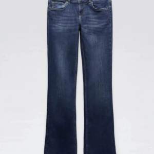 Säljer dessa lågmidjade zara jeans eftersom de inte sitter lika bra längre, men är verkligen jätte fina!🤩