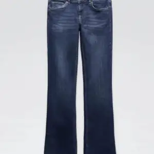 Säljer dessa lågmidjade zara jeans eftersom de inte sitter lika bra längre, men är verkligen jätte fina!🤩