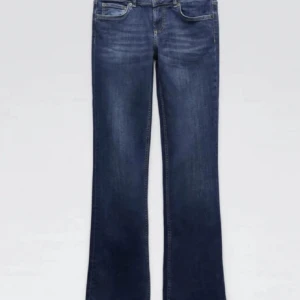Zara Jeans - Säljer dessa lågmidjade zara jeans eftersom de inte sitter lika bra längre, men är verkligen jätte fina!🤩