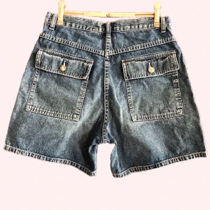 Snygga shorts - Sommriga jeansshorts med stora fickor. Får lite 80-tals vibbar. Inga defekter toppenskick! Mått: midja (hela vägan runt) 77cm, längd 40 cm