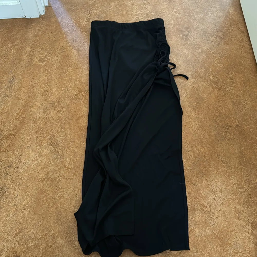 Jättefin lång svart kjol som sitter jätte bra, fick den som present och den är bara testad.💗💗. Kjolar.