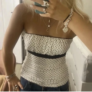 Super söt tubtopp💗 - Eftertraktad tubtop från Zara💓💓inte min bild🫶🏼 Är inte helt säker på om jag vill sälja ännu så tryck inte på köp nu