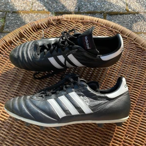 Adidas copa mundial  - Tja säljer mina adidas copa mundial i läder, har använts ett fåtal gånger. Storleken är 44 2/3, kan användas som storlek 44,5 och 45,  lädret gör att dem är väldigt bekväma och att dem formas efter foten.  Skriv om du har några frågor 😊✍🏻