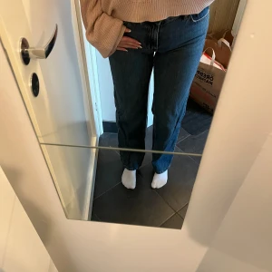 Jeans  - Säljer mina raka jeans från Gina tricot. De är i strl 36 och använd ett fåtal gånger. Väldigt bra skick! ✨ Jag är 167 cm. 