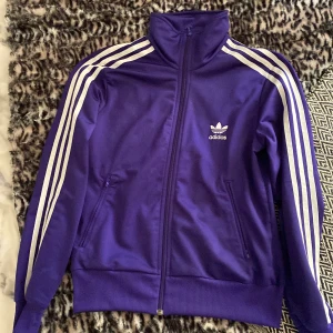 Adidas kofta  - Adidas zip up köpt här på plick,Använt några gånger.Lite färg på dragkedjan som gått av.Strl M men sitter bra på mig som är strl s 💕Kan även diskutera priset 