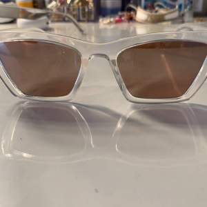 Gör en intressekoll på dessa ascoola solglasögon. Jag har haft dem i ca 1 år och är knappt andvända. Det är inga repor eller annan skada på dem och bågarna är som dem ska!😽💞😎 