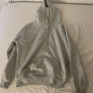 Hoodie - Grå hoodie från bikbok, mycket bra skick, kommer inte till andvändning. 