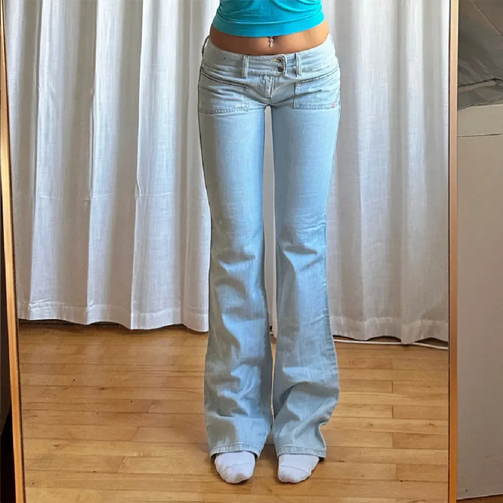 Säljer dessa jeans från diesel. Använda ett fåtal gånger. Säljer bara vid bra pris. Midja 36 och innerben 88💕. Bilderna är från förra ägaren❤️. Jeans & Byxor.