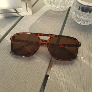 Riktigt snygga solglasögon!  som passar utmärkt nu till sommaren. Har du frågor eller funderingar är det bara att höra av dig!😀