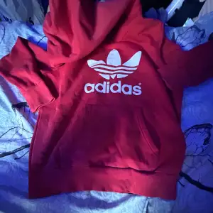 röd adidas hoodie  använd fåtal gånger 