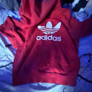 red adidas hoodie  - röd adidas hoodie  använd fåtal gånger 
