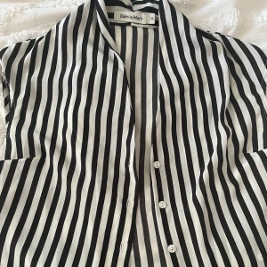 Blus  - Fin sommar blus som är xs men skulle passa en xs/s. Den är i bra skick och har bara användas två gånger. 