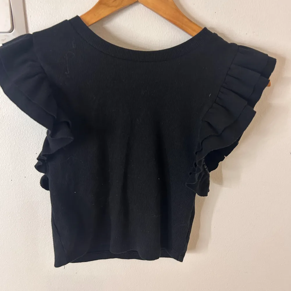 Zara tröja med volanger vid axlarna storlek m kan bäras i xs och s . T-shirts.