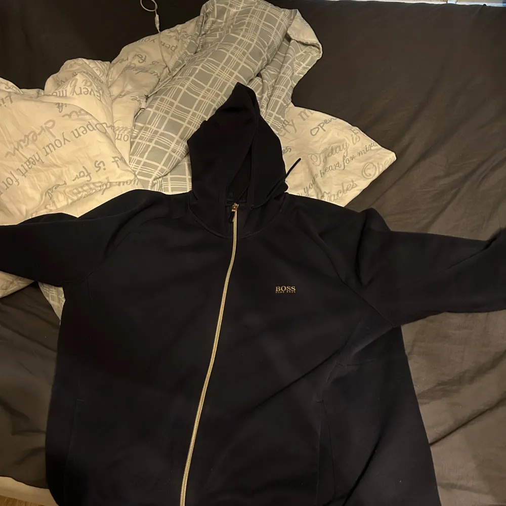Boss hoodie en av de gammla modellerna, säljer för att den inte passar längre, skick 9/10. Hoodies.