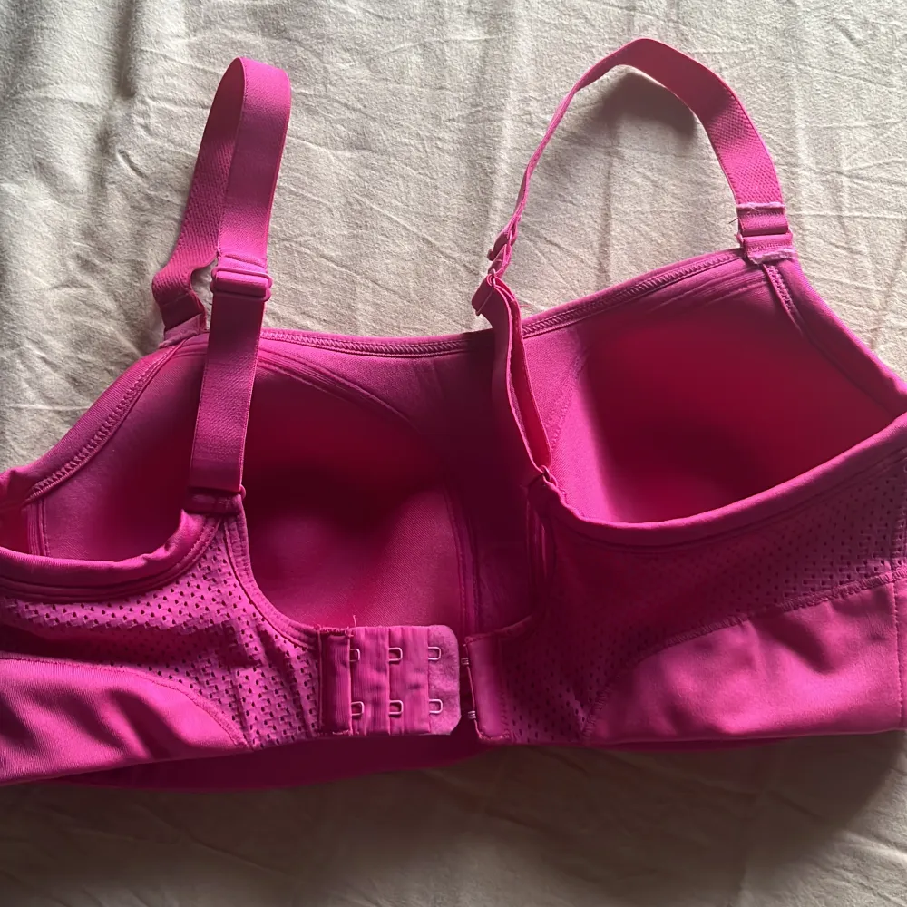 En aldig använd neon rosa sport bh i storlek 80C💕. Sportswear.