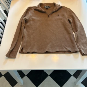 Ralph lauren halfzip  - Säljer en ralph lauren halfzip då den är för liten för mig. Använd en enstaka gång och är i väldigt fint skick. Vid snabb affär kan priset diskuteras.