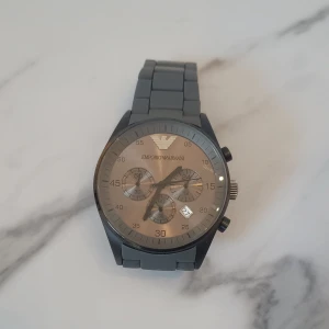 Emporio Armani - En mycket fin klocka! Passar dig som har 16,5 till 19 cm runt handleden. Har slut på batteri.