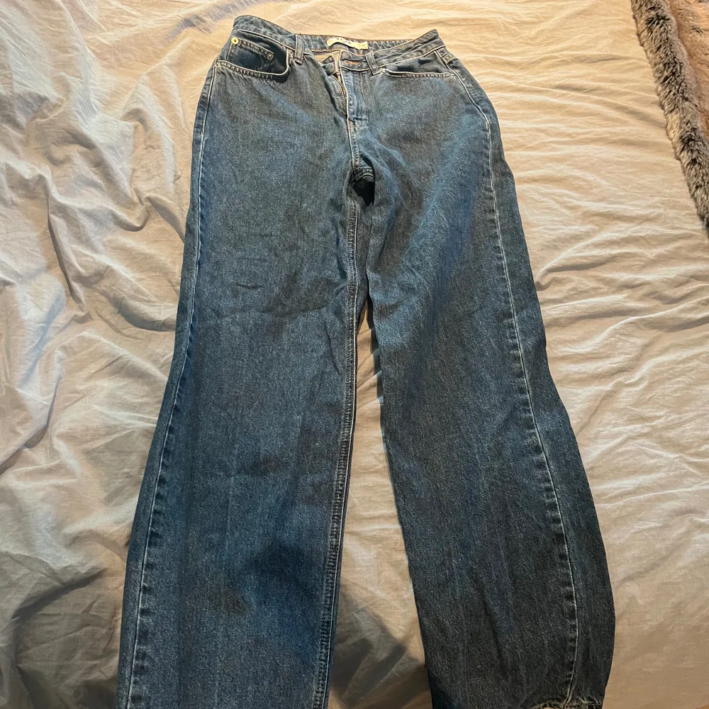 Jeans från NA-KD, raka mid/high waist. Mörkblåa. Endast använda några fåtal ggr . Jeans & Byxor.