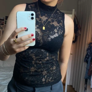 Spetstopp - Svart spetstopp perfekt till lite fest 🪩🍾🎩! Lappen är avklipp men skulle gissa på att den passar strl S/36. 