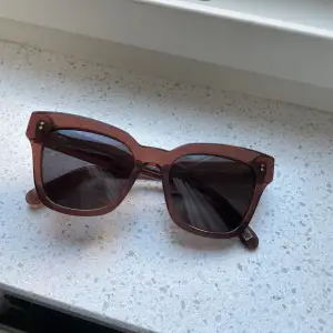 Solglasögon från chimi i färgen ”Coco”, modell #005. 