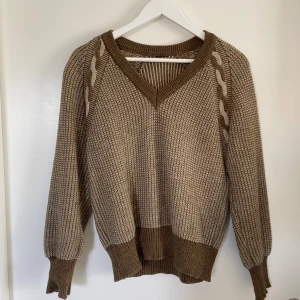 Stickad tröja  - Fin stickad tröja i brunt mönster. 