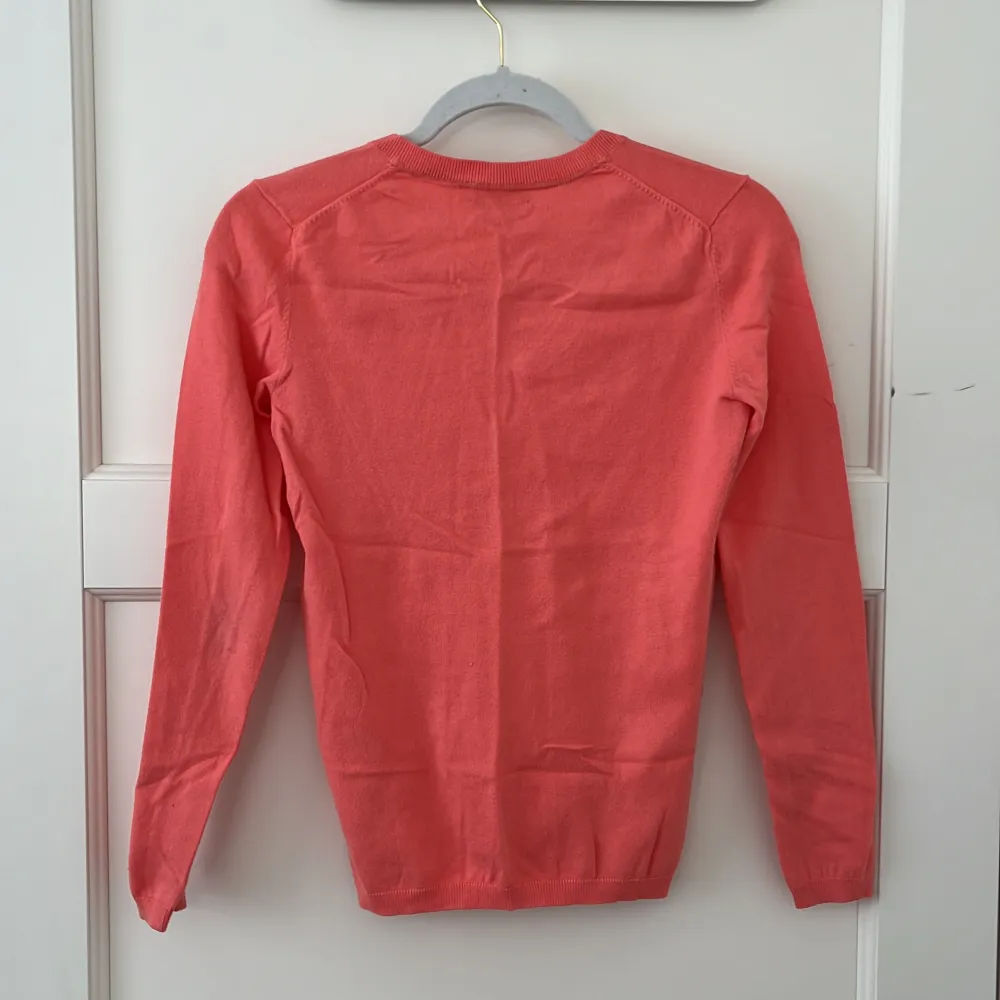 Tommy Hilfiger tröja i pastellrosa färg. Något skrynklig på bilden men är bara för den legat i min garderob och inte använts på länge. En tvätt och upphängning senare är den på topp igen. I storlek XS men passar nog också S. Tröjor & Koftor.