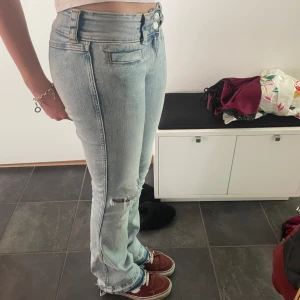 Lågmidjade jeans - Lågmidjade jeans med hål! 
