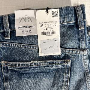 Blåa lågmidjade jeans ifrån zara. Helt nya med prislappen på, råkade köpa en större storlek (36) 