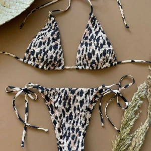 Bikini - Säljer nu denna helt nya leopard bikini från shein, nypris: 149kr. Råkade beställa i fel storlek, därmed säljer jag💘 Inte testad eller något liknande!