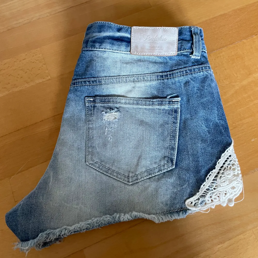 Fina jeans shorts från Zara, använda sparsamt. Storlek 38. Shorts.