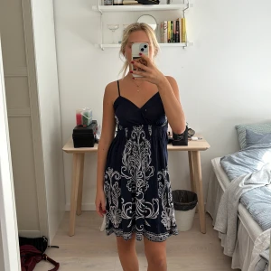 Klänning - Så fin klänning i jätteskönt material! Klänningen är marinblå och stretchig. Säljer pga att den inte kommer till användning. Skriv för frågor💕
