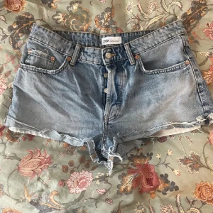 Mid waist jeans shorts  - LÅNADE BILDER!!! Köpte här på Plick men dom passade tyvärr inte💗 midjemått 80cm💗skriv för mer information och bilder💗 andvänd gärna köp nu! 