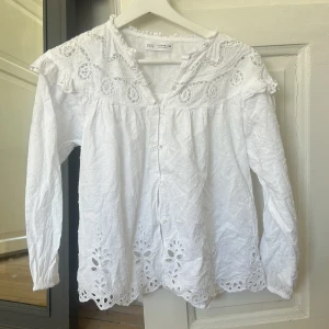 Zara blus - Vit blus från zara. Helt slutsåld och nyskick. Från barnavdelningen så 13-14 i storlek men passar XS